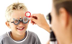 Ilustrasi pemeriksaan mata minus pada anak. (Foto: google)