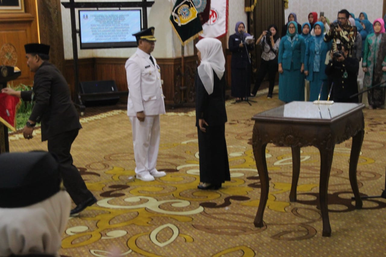Gubernur Jawa Timur Khofifah Indar Parawansa saat melantik Bupati Tulungagung Maryoto Birowo di Grahadi. (Foto: Faiq/ngopibareng.id)