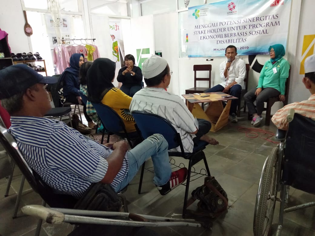 Ketua Lingkar Sosial Indonesia, Kertaning Tyas, ketika memberikan materi pada penyandang disabilitas (dok: foto istimewa)