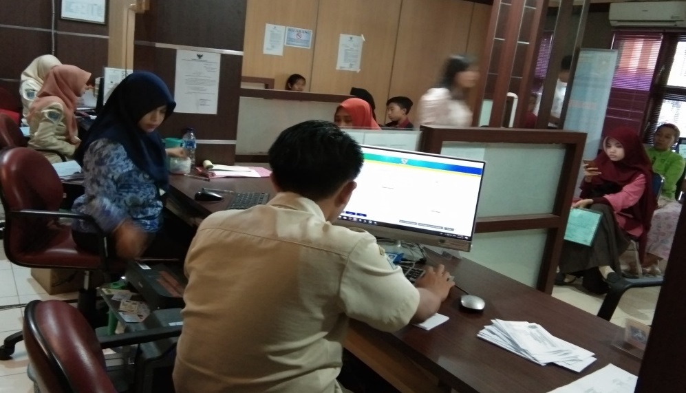 WARGA Kota Probolinggo sedang mengurus administrasi kependudukan (Adminduk) termasuk E-KTP. (Foto: Ikhsan/ngopibareng.id)