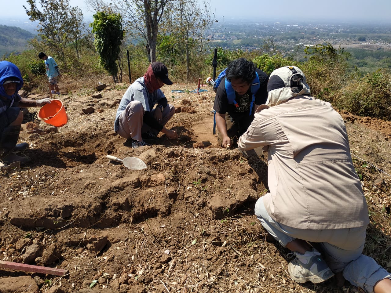 Proses eskavasi temuan situs mirip candi di kaki gunung Wilis, Kediri. (Foto: Fendi/ngopibareng.id)