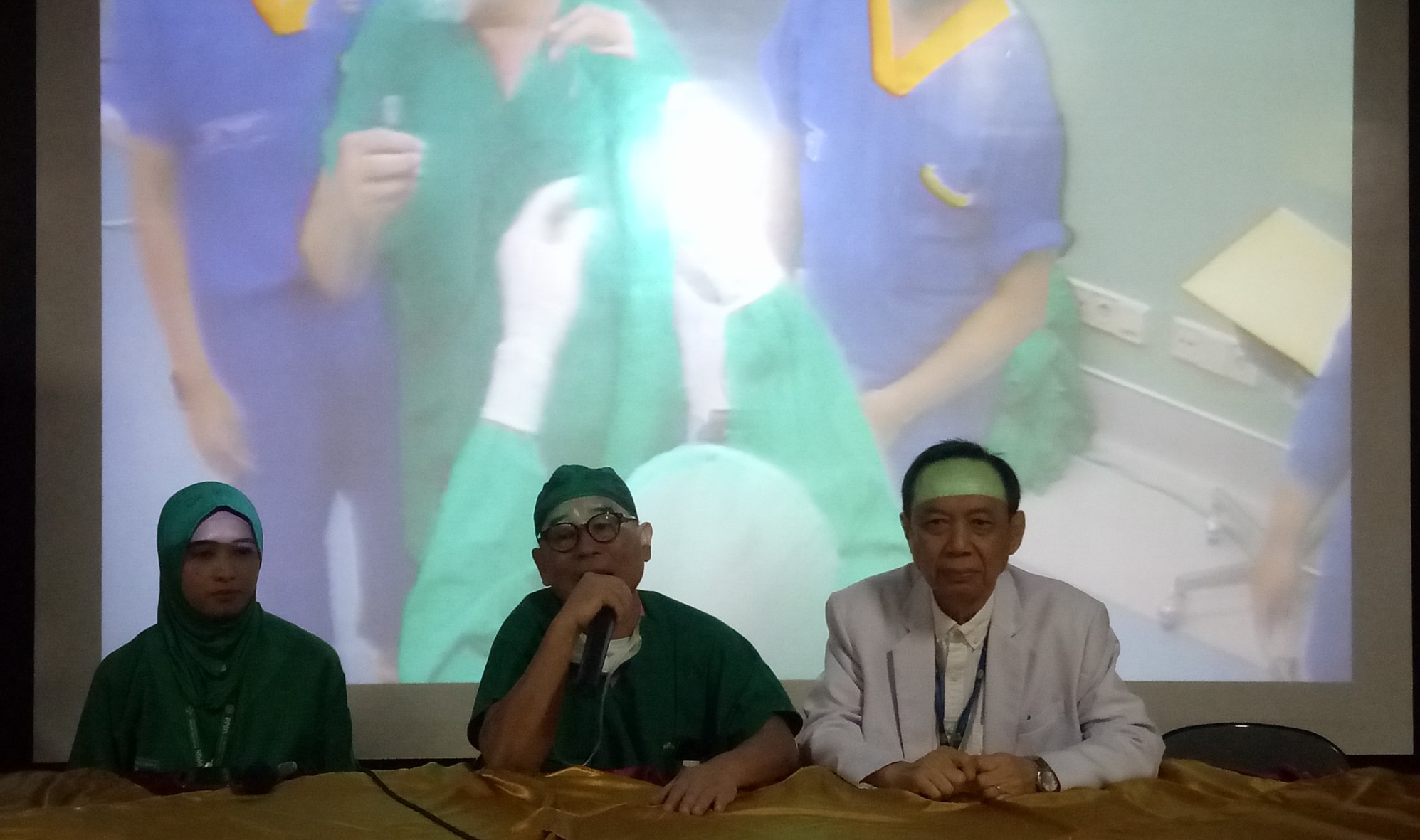 dr Poerwadi SpBA (K) (tengah)  didampingi dr. Agus Hariyanto  (kanan)  saat melaporkan hasil operasi pemisahan bayi kembar siam (Foto: Pita/ngopibareng.id)