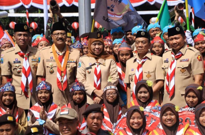 Gubernur Jawa Timur Khofifah bersama Ketua Pramuka Jawa Timur Gus Ipul usai upacara peringatan Hari Pramuka Indonesia di Grahadi. (Foto: Istimewa)