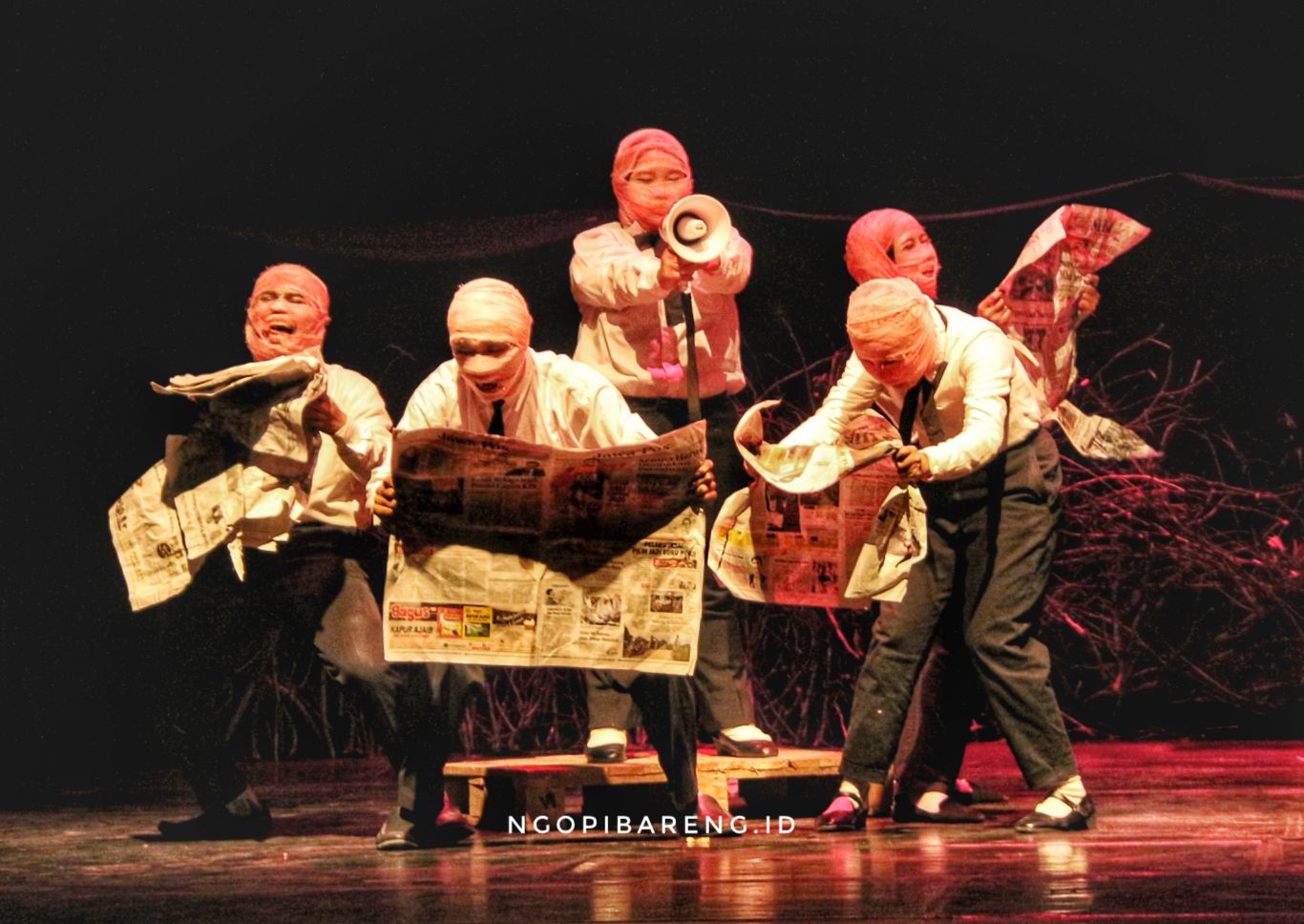 Pertunjukan Teater Lingkar dengan judul Mamasura Kota II : Distopia. (Foto: Haris/ngopibareng.id)