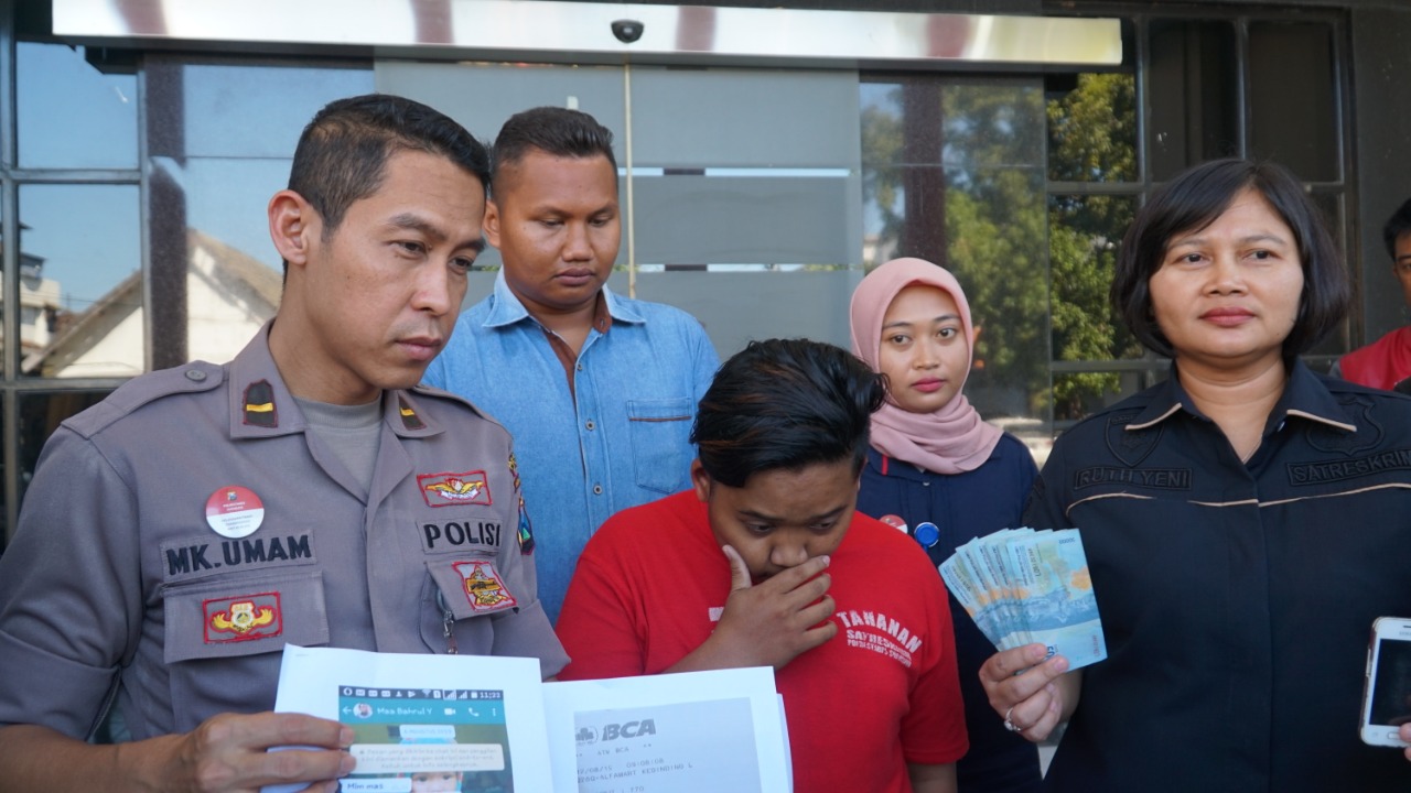 Kanit PPA Polrestabes Surabaya AKP Ruth Yeni dan PS Kaur Subbag Humas Ipda MK Umam saat menggelar konferensi pers di Polrestabes Surabaya terkait kasus trafficking. (Foto: Istimewa)