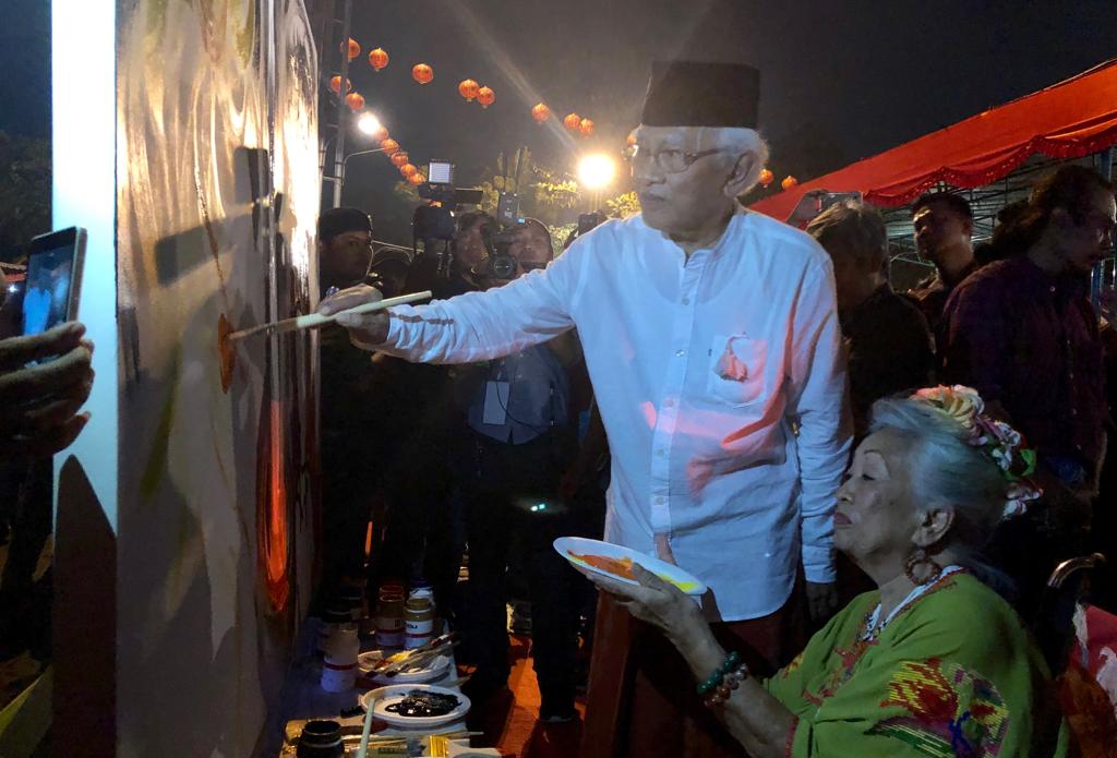 Gus Mus mengoleskan cat di kanvas bersama Kartika Afandi, Nasirun dan Joko Pekik di acara 75 Tahun Gus Mus. (Foto Arif Afandi/ngopibareng.id)