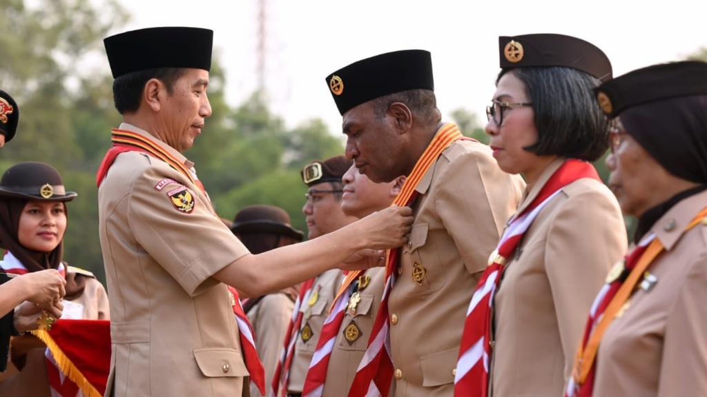 Presiden Joko Widodo menyematkan tanda penghargaan kepada delapan tokoh yang berjasa dalam Gerakan Pramuka. (Foto: BPMI Setpres)