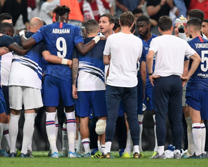 Pelatih Chelsea Frank Lampard (tengah) saat memberi intruksi kepada pemainnya. (Foto: Twitter ChelseaFc)