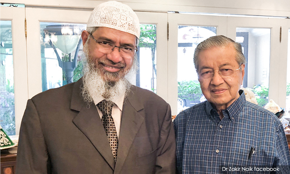 Zakir Naik bersama Perdana Menteri Mahathir Mohammad. (Foto: Facebook Zakir Naik)