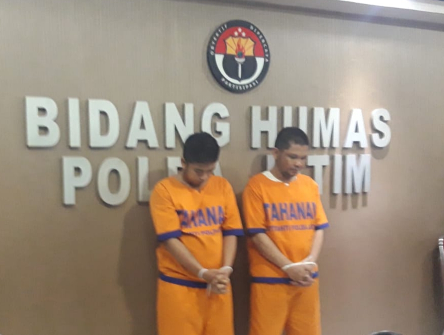 Dua pelau polisi gadungan yang berhasil tipu pengusaha di Gresik. (Foto: Haris/ngopibareng.id)