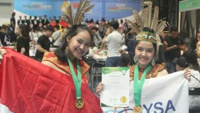Anggina Rafitri dan Aysa Aurealya Maharani meraih medali emas di ajang World Invention Crativity Olympic di Seoul, Korea Selatan, berkat penelitian pohon (kayu) bajakan untuk obati kanker.