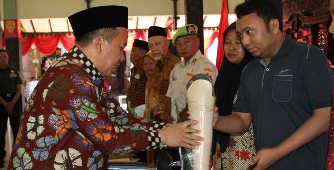 Wakil Bupati Pasuruan Mujib Imron memberikan bantuan kepada keluarga pejuang kemerdekaan dan veteran. (Foto: Dok. Humas)