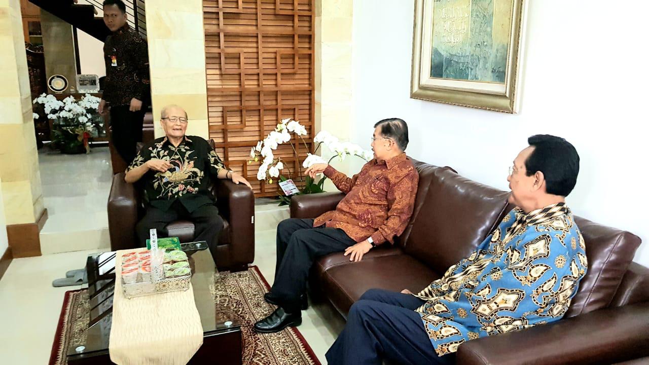 Buya Syafii Maarif bersama Wapres JK dan Sultan HB X di kediamannya, Jogjakarta. (Foto: md/ngopibareng.id)