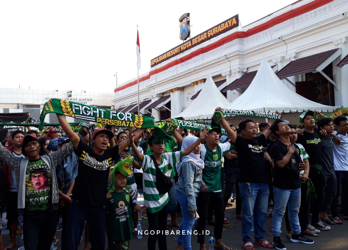 Bonek nobar Arema vs Persebaya di Polrestabes Surabaya. (Foto: Haris/ngopibareng.id)