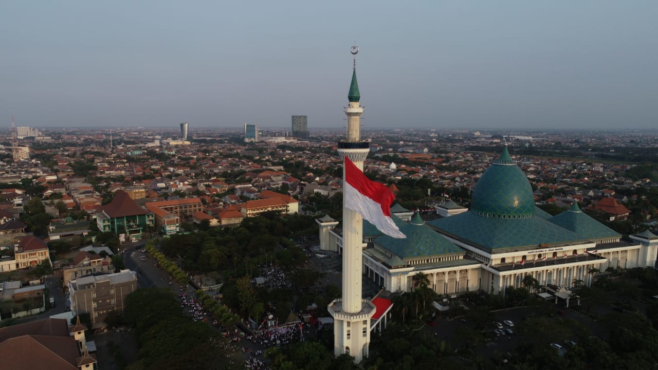 Bendera merah putih raksasa berkibar di Masjid Al Akbar Surabaya. (Foto: Humas Masjid Al Akbar)