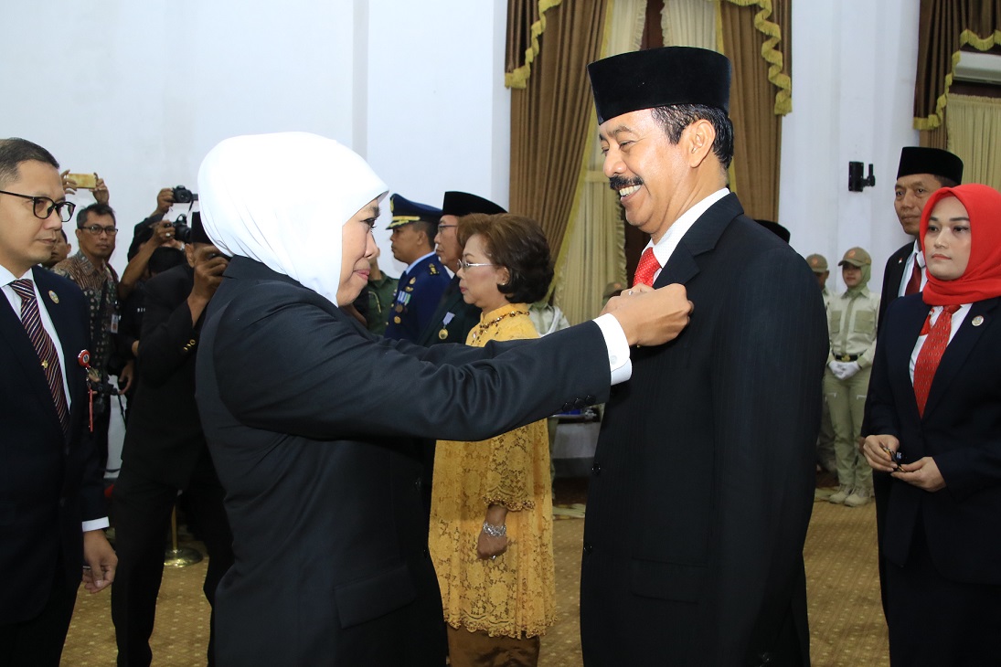 Gubernur Jawa Timur Khofifah menyerahkan tanda kehormatan Satyalancana Karya Satya masa kerja 30 kepada Bagus Fattah Jasin di Gedung Grahadi. (Foto: Humas Pemprov Jatim)
