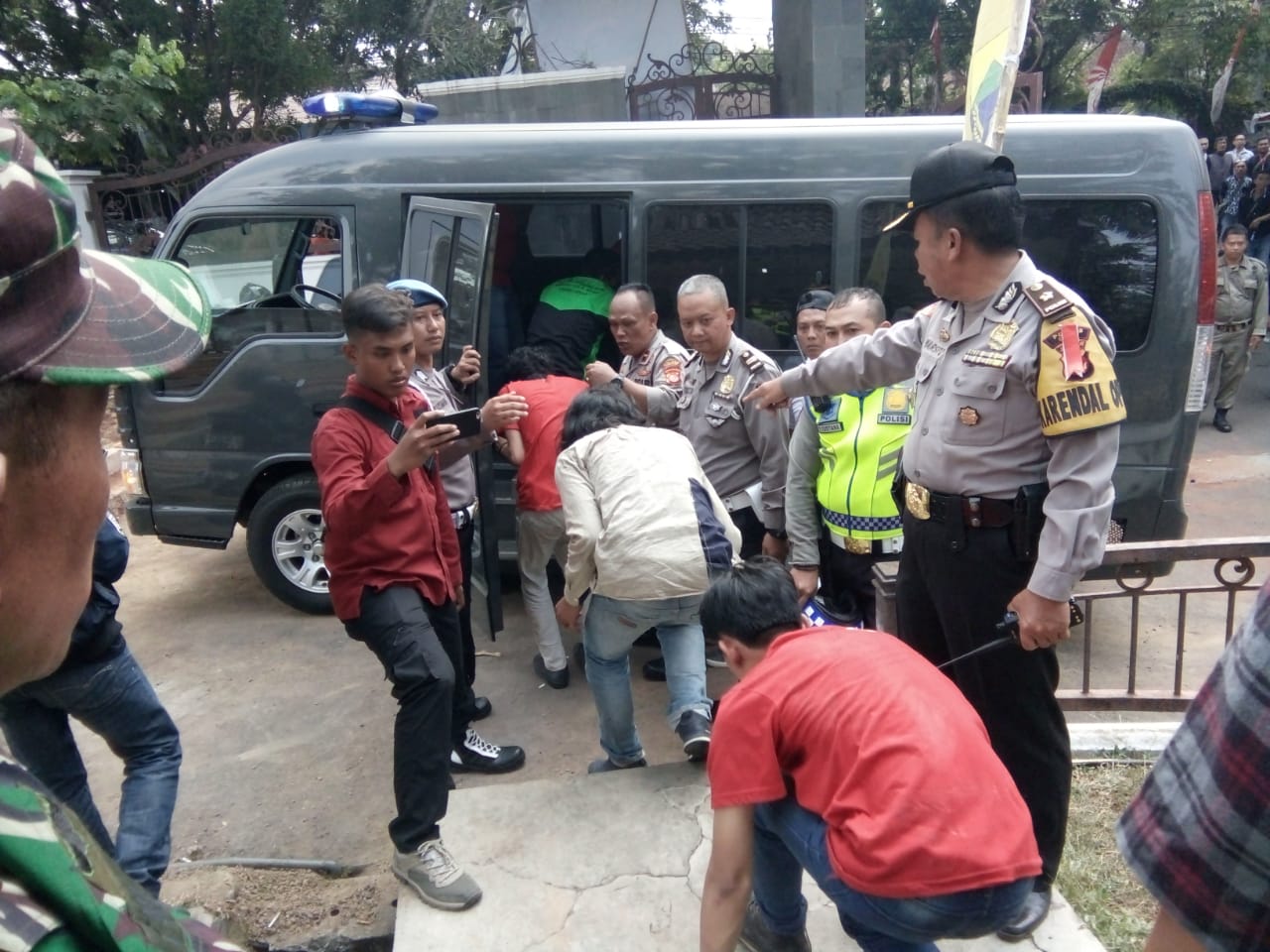 Polisi mengamankan mahasiswa peserta aksi massa di Cibubur yang berujung insiden terbakarnya 3 anggota polisi. (Foto: twitter)
