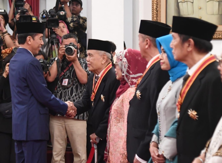Presiden Jokowi memberikan Tanda Kehormatan RI kepada sejumlah pejabat dan mantan pejabat di Isntana Presiden, Kamis, 15 Agustus 2019. (Foto: Biro Pers Setpres)
