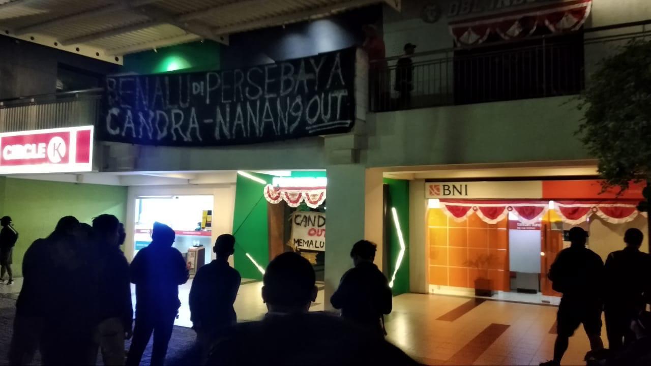 Kantor Persebaya dan Persebaya Store disegel bonek dengan memasang spanduk dan poster di pintu kantor, Kamis, 15 Agustus 2019. (Foto: Haris/ngopibareng.id)