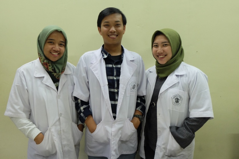 Cindy Diah Ayu Fitriana, Achmad Roekhan dan Nava Karina pembuat alat pembunuh bakteri pada cabai rawit (Foto: Dokumentasi/Istimewa)
