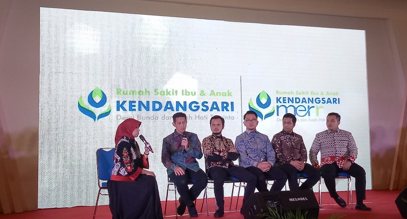dr. Riza Kurniawan SpA (tengah) bersama para dokter RSIA Kendangsari Merr Surabaya. (Foto: Pita/ngopibareng.id)
