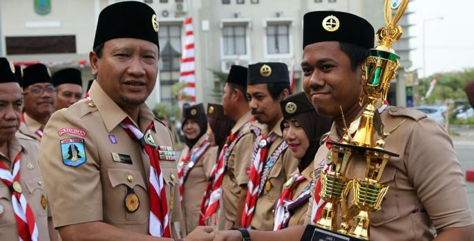 Bupati Pasuruan memberikan piala kepada pemenang Lomba Gugus Unggul. (Foto: Dok Humas)