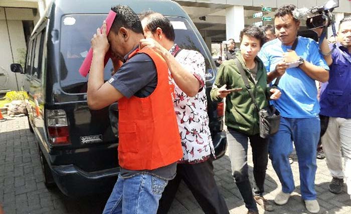 Tersangka Adian Nur Cahyo diserahkan ke Kejati Jawa Tengah, hari ini.  (Foto:JatengToday)