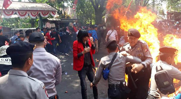 Unjuk rasa berakir ricuh di Cianjur, Kamis, 15 Agustus 2019. (Foto: Istimewa)