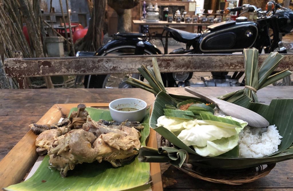 Ayam ingkung dengan nasi gurih Waroeng Pohon, Bantul, Jogjakarta. (Foto Arif Afandi/ngopibareng.id)