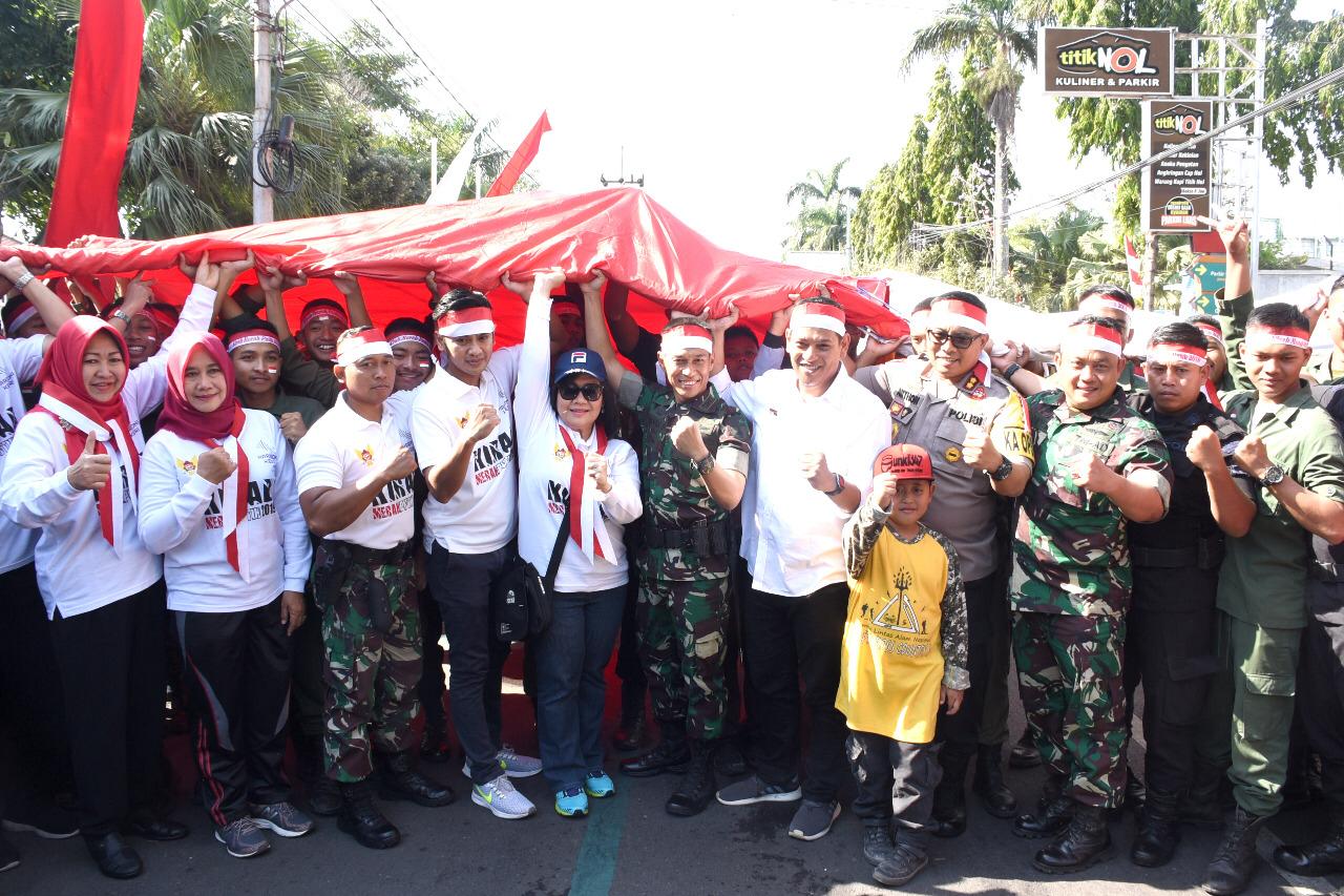 Ribuan warga Kota Kediri melakukan kirab bendera raksana, Jumat, 16 Agustus 2019. (Foto: Fendhy/ngopibareng.id)