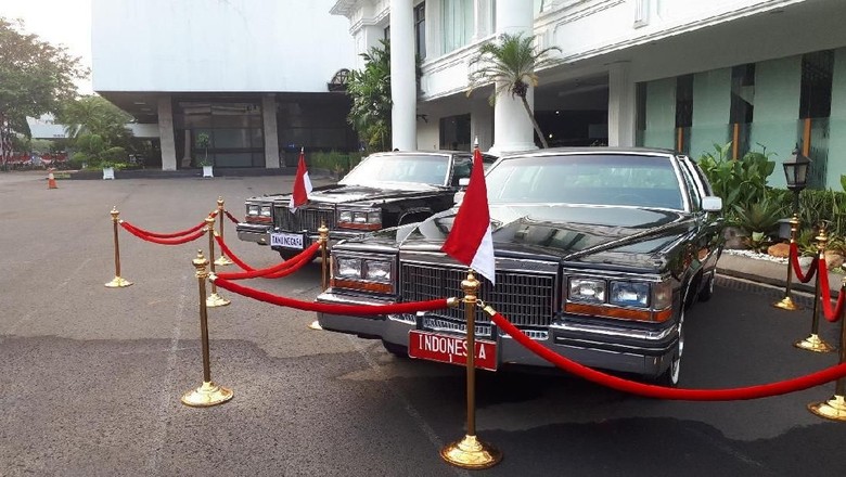 Dua unit mobil Cadillac era Presiden Soeharto dan BJ Habibie dipajang di halaman belakang Kompleks Istana Kepresidenan, Jakarta Pusat, Sabtu 17 Agustus 2019. 