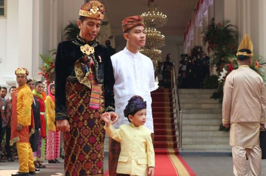 Presiden Jokowi bersama cucu, Jan Ethes, dan putra sulungnya, Gibran Rakabuming Raka, menyapa wartawan dan tamu sebelum upacara Peringatan Detik-Detik Proklamasi Kemerdekaan Indonesia, Sabtu 17 Agustus 2019.  (Foto: Antara/Desca Lidya Natalia) 