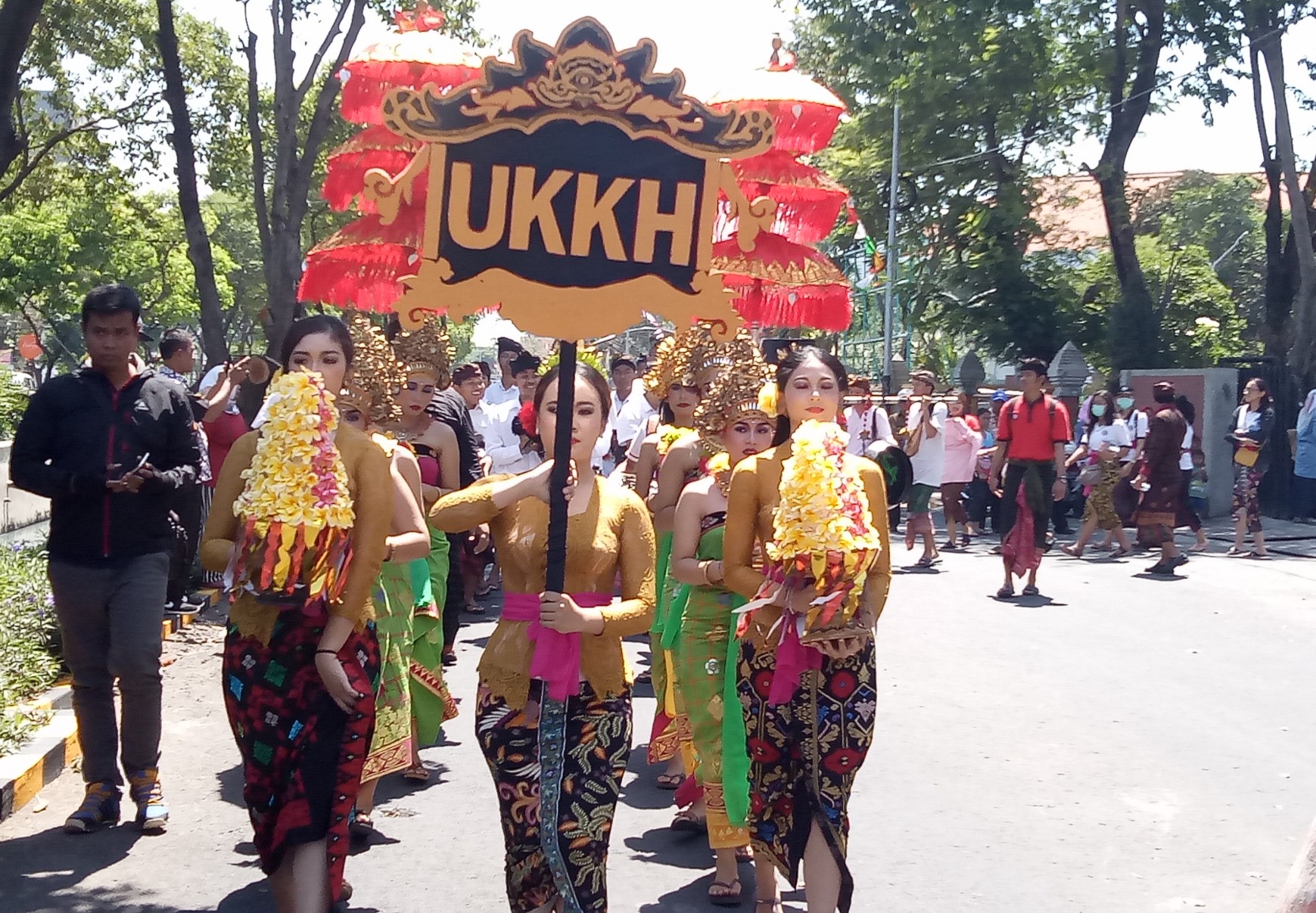 Kirab budaya yang diadakan Ubaya bersama ribuan mahasiswa dan dosen untuk semarakan HUT RI (Foto: Pita/ngopibareng.id)
