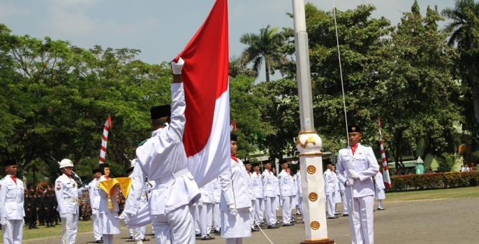 Pengibaran bendera merah putih di Pasuruan. (Foto: Dok Humas)