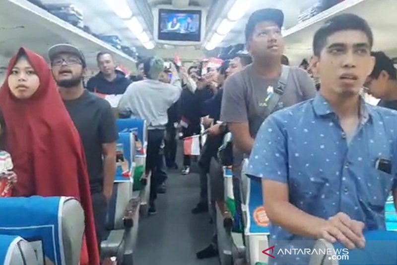 Suasana dalam kereta api ketika menyanyikan lagu Indonesia Raya. (Foto: antara)