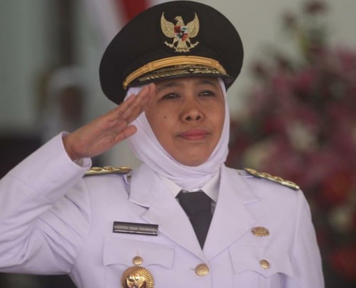 Gubernur Jawa Timur saat menjadi inspektur upacara di Grahadi. (Foto: Istimewa)