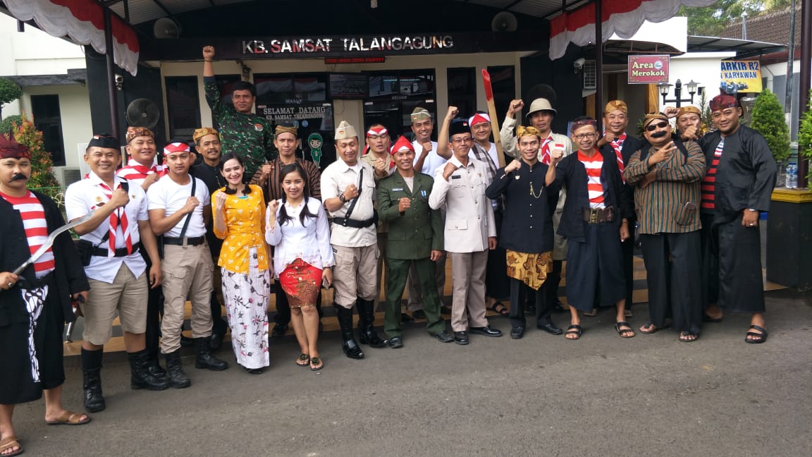 Jajaran Polres Malang menggunakan pakaian para tokoh pejuang kemerdakaan dalam rangka memperingati HUT RI ke-74 di Kantor Polres Malang (dok: foto istimewa)