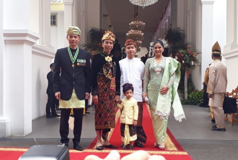 Anissa Pohan dan suami, Agus Harimurti Yudhoyono bertemu Presiden Jokowi, cucunya Jan Ethes, dan putra sulungnya, Gibran Rakabuming Raka sebelum upacara Peringatan Detik-Detik Proklamasi Kemerdekaan RI di Istana Merdeka, Sabtu 17 Agustus 2019.