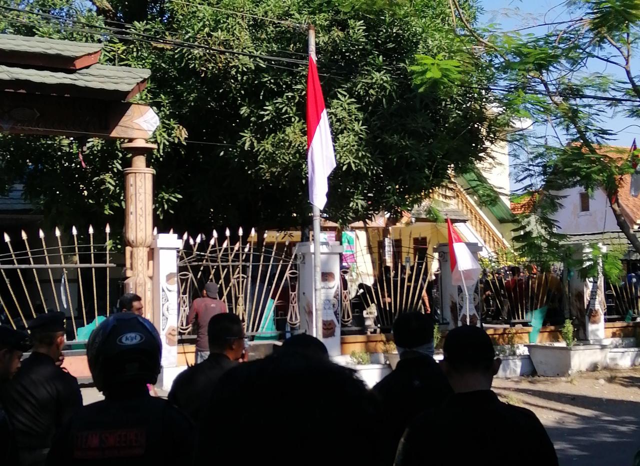 Suasana penembakan Asrama Mahasiswa Papua di Jalan Kalasan, Surabaya. (Foto: Faiq/ngopibareng.id)