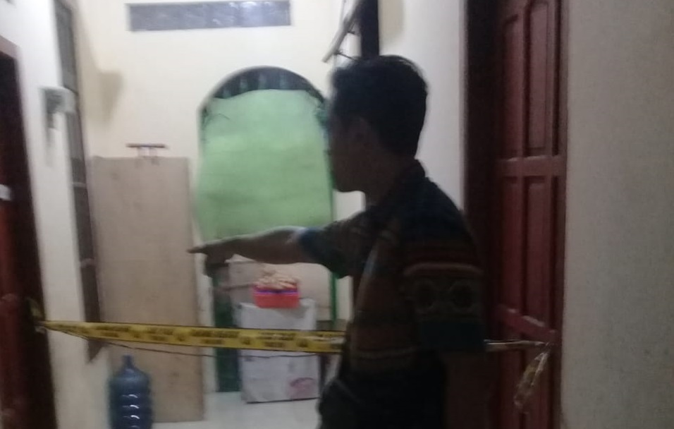 Salah seorang warga menunjukkan kamar kos dari pelaku di Sidosermo, Surabaya. (Foto: Faiq/ngopibareng,id)