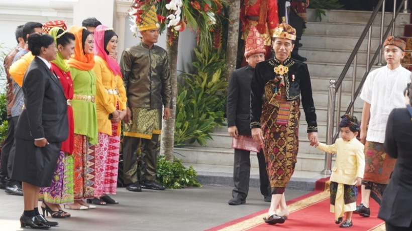 Jan Ethes mendampingi kakeknya, Presiden Jokowi dan ayahnya, Gibran Rakabuming Raka, saat upacara peringatan Kemerdekaan RI ke-74, Sabtu 17 Agustus 2019.