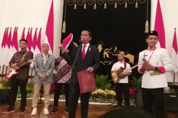 Presiden Jokowi memberikan sepatu merah bekas miliknya untuk Abel, anggota Paduan Suara (Padus) Gita Bahana Nusantara, Sabtu 17 Agustus 2019.