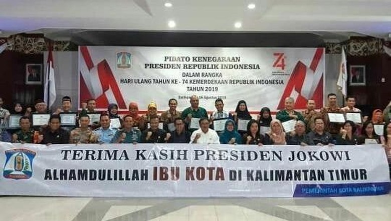 Spanduk ucapan terima kasih kepada Presiden Jokowi dari Kalimantan Timur karena dipilih sebagai ibu kota negara yang baru, (Foto: Instagram)