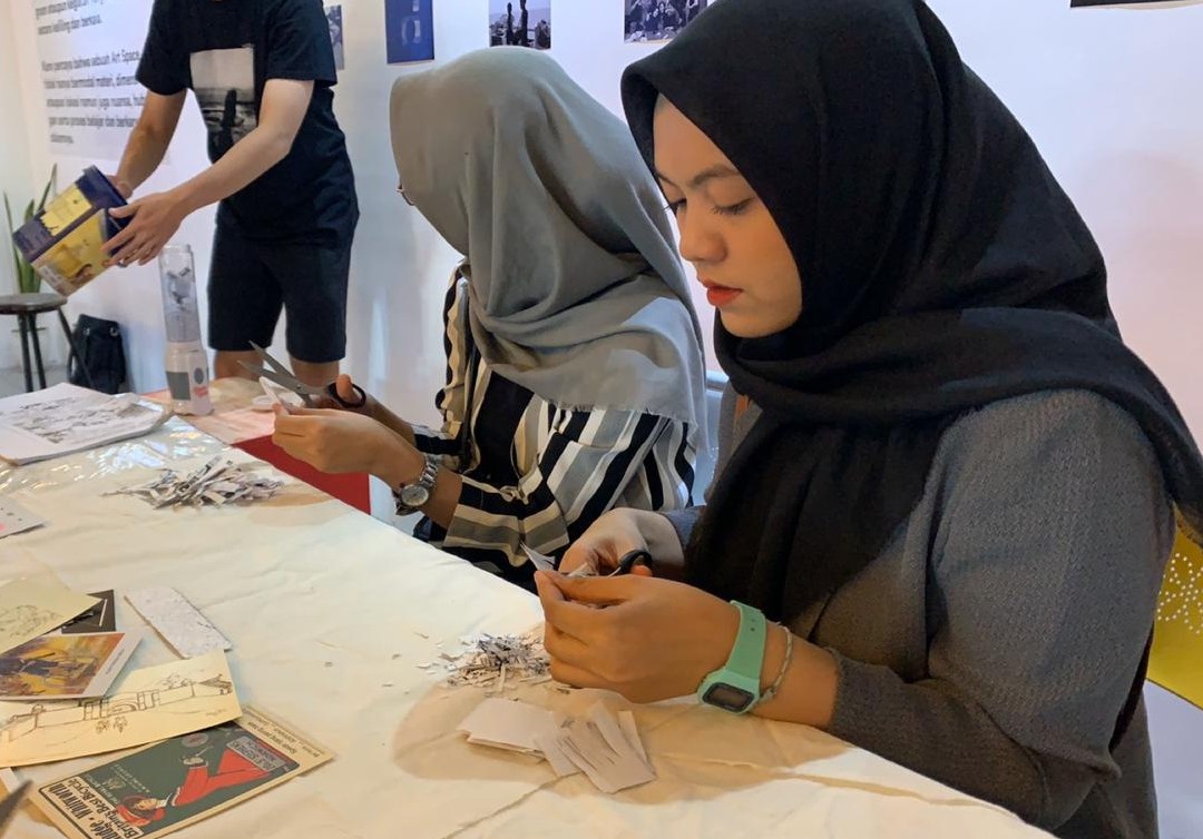 Suasana kegiatan workshop memanfaatkan kertas bekas untuk kartu pos di Surabaya Town Square,  Minggu, 18 Agustus 2019. (Foto: istimewa) 
