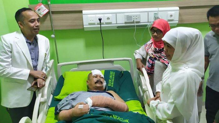 Guubernur Jawa Timur Khofifah menjenguk Aiptu Agus di RS Bhayangkara, Minggu, 18 Agustus 2019. (Foto: tribun)
