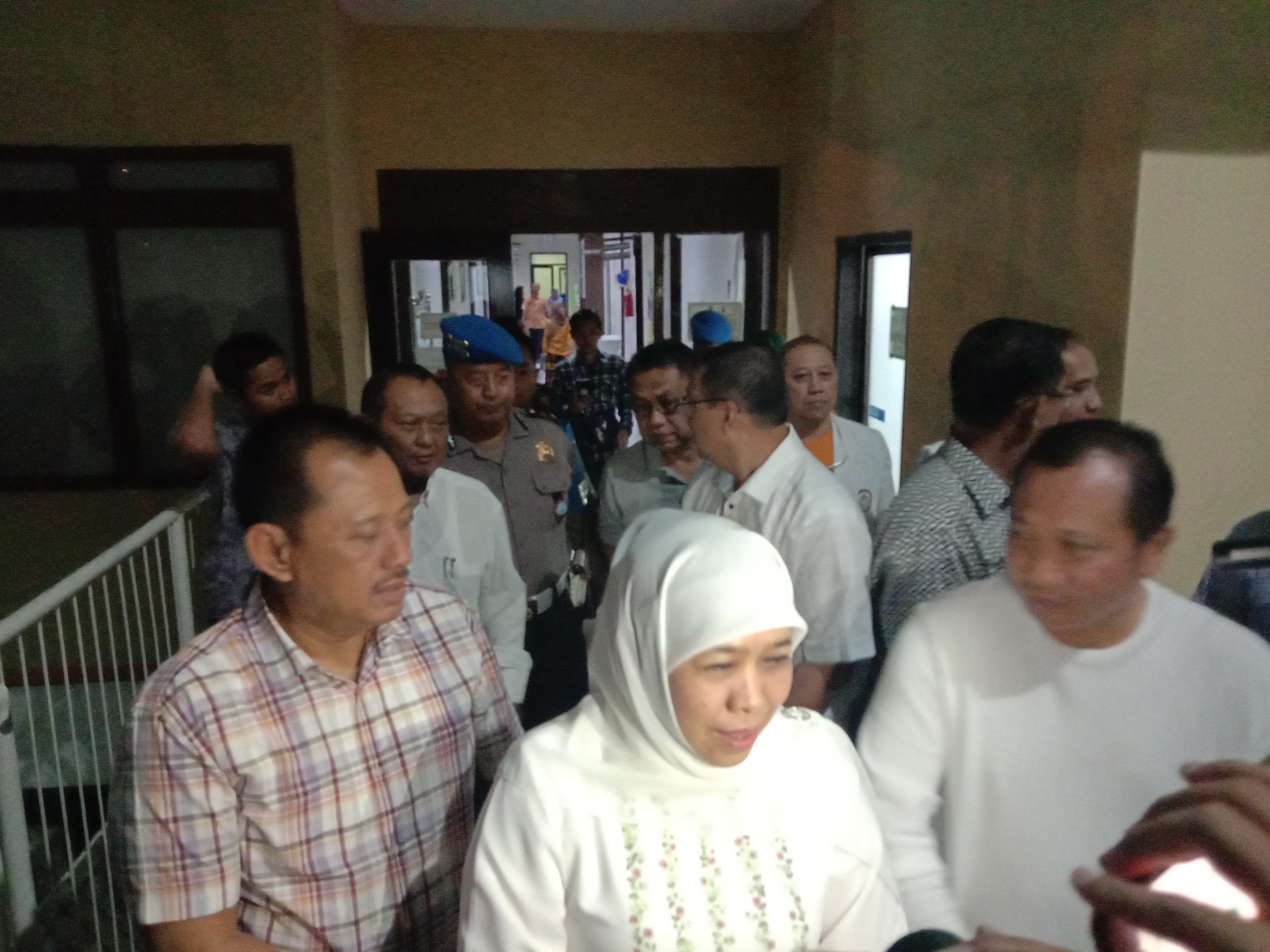 Gubernur Jawa Timur Khofifah usai menjenguk Aiptu Agus. (Foto: Faiq/ngopibareng.id)