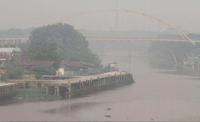 Jembatan Tengku Agung Sultanah Latifah di Siak nampak samar-samar tertutup asap akibat kebakaran hutan di wilayah Provinsi Riau. (Foto:Antara)