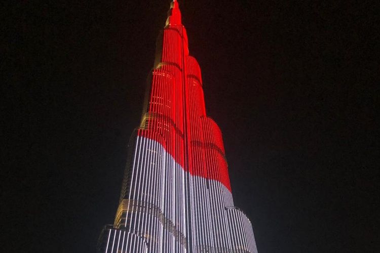 Merah Putih pada di tertinggi dunia Burj Khalifa Dubai, Uni Emirat Arab. (Foto: kbri dubai/ngopibareng.id)