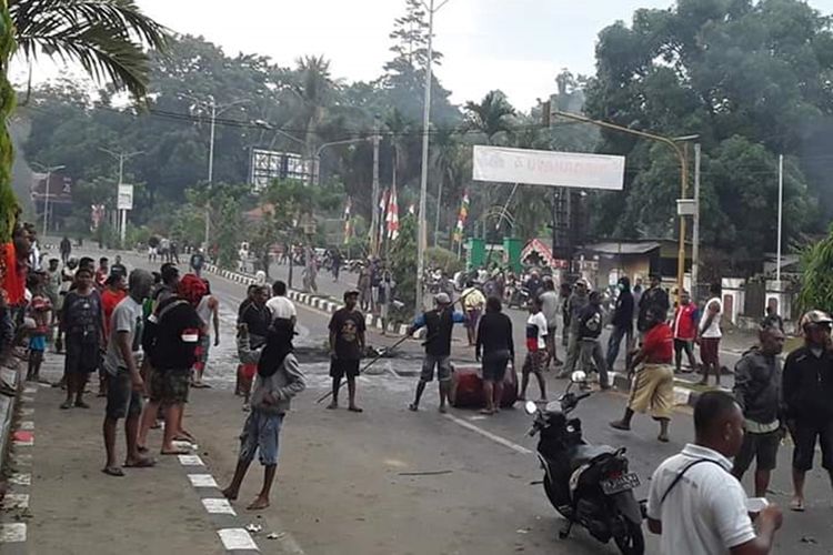 Aksi blokade jalan oleh masyarakat Papua di Manokwari, terhadap tindakan rasisme yang terjadi terhadap mahasiswa Papua di Surabaya. (Foto: Kompas.com)