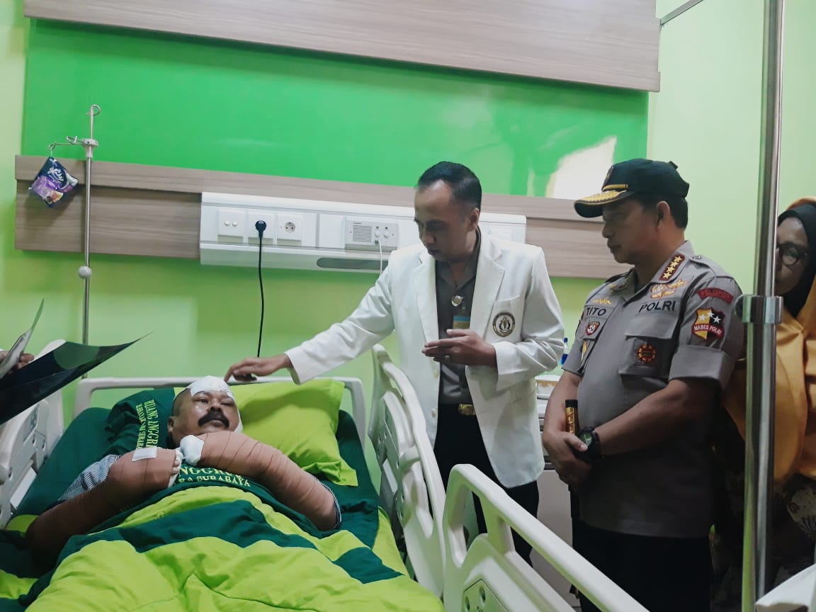 Kapolri jenderal Tito Karnavian saat menjenguk Aiptu Agus Sumartono korban penyerangan teroris. (Foto: Istimewa)
